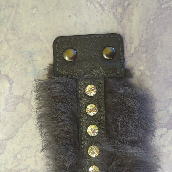 Vintage grey rabbit fur and leather bracelet - Picture 2 of 5